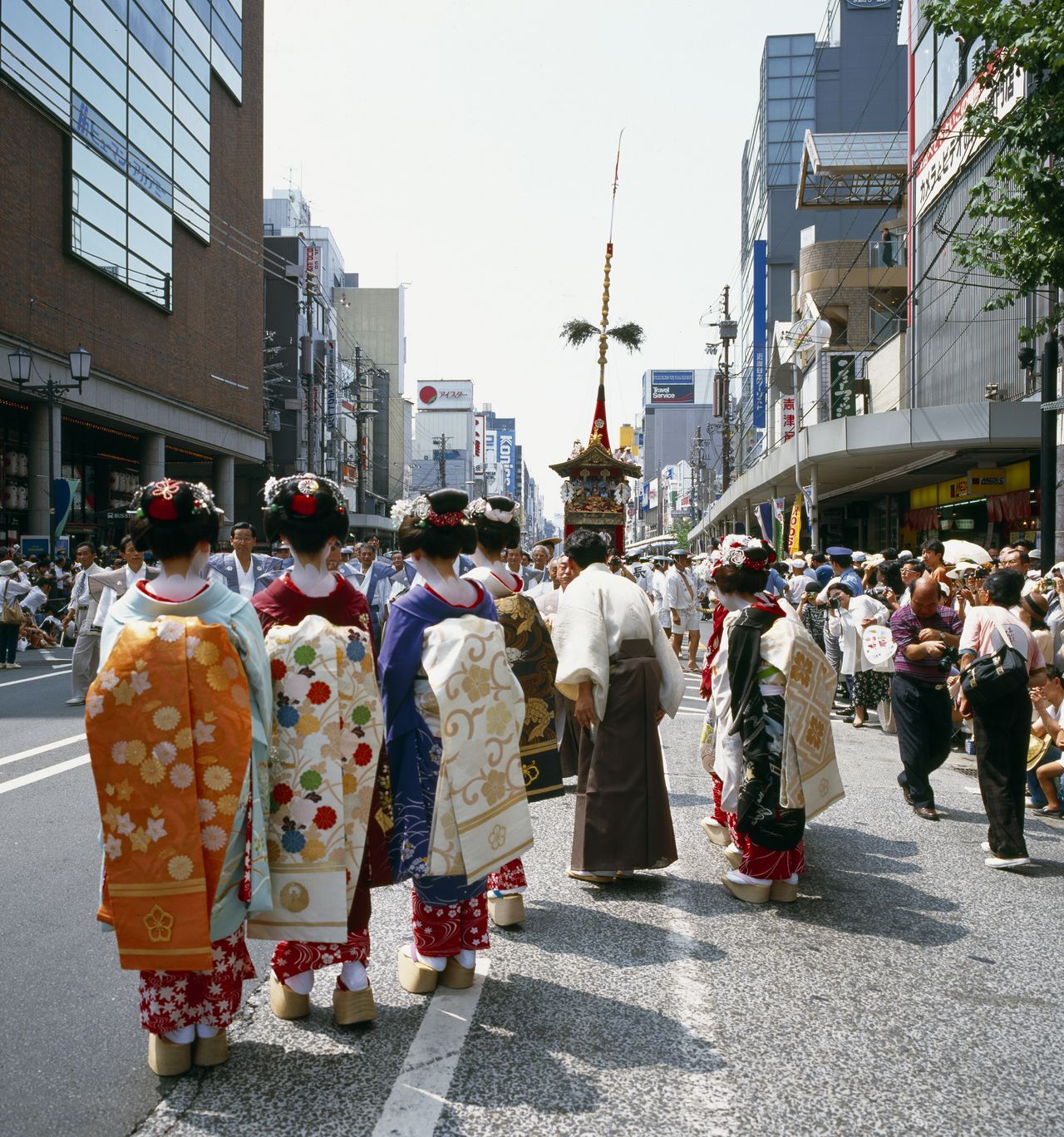 Un grupo de maiko contemplando el desfile.