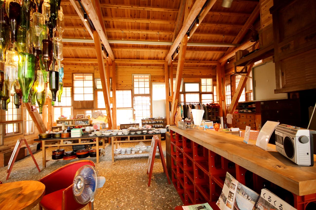 Kurukuru Shop funciona como una tienda de antigüedades.