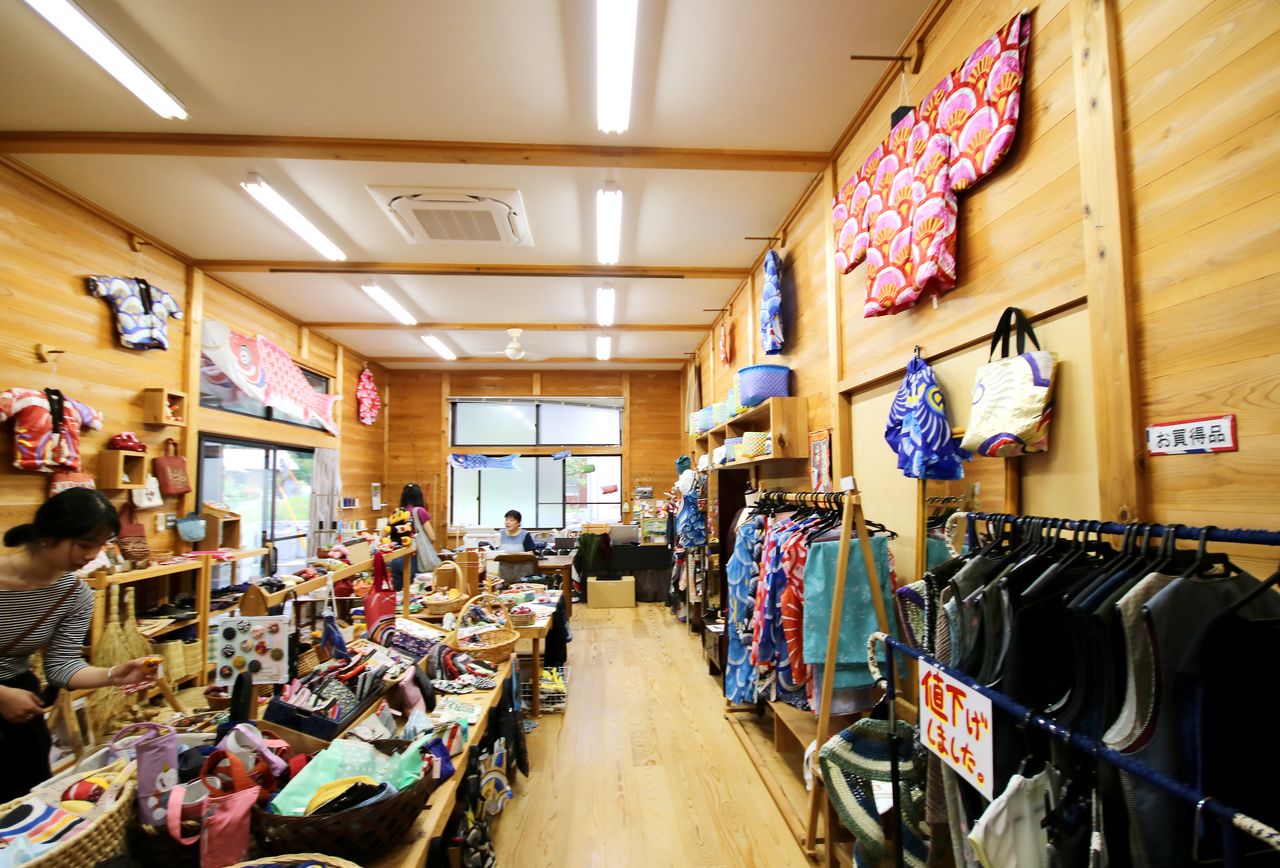 El taller Kurukuru Kōbō vende ropa y accesorios remodelados con telas de kimono recicladas y otros materiales.