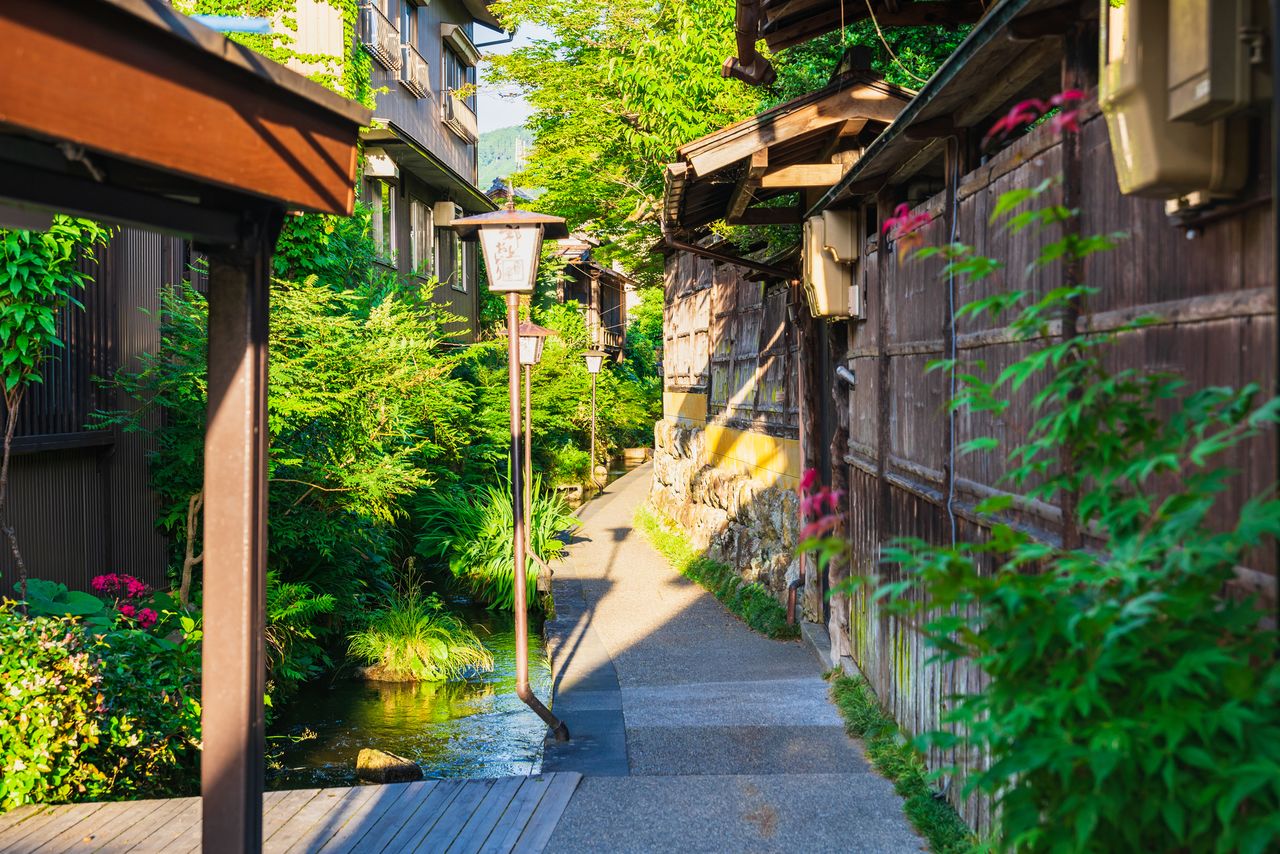 Una callejuela de Gujō Hachiman. (© Pixta)