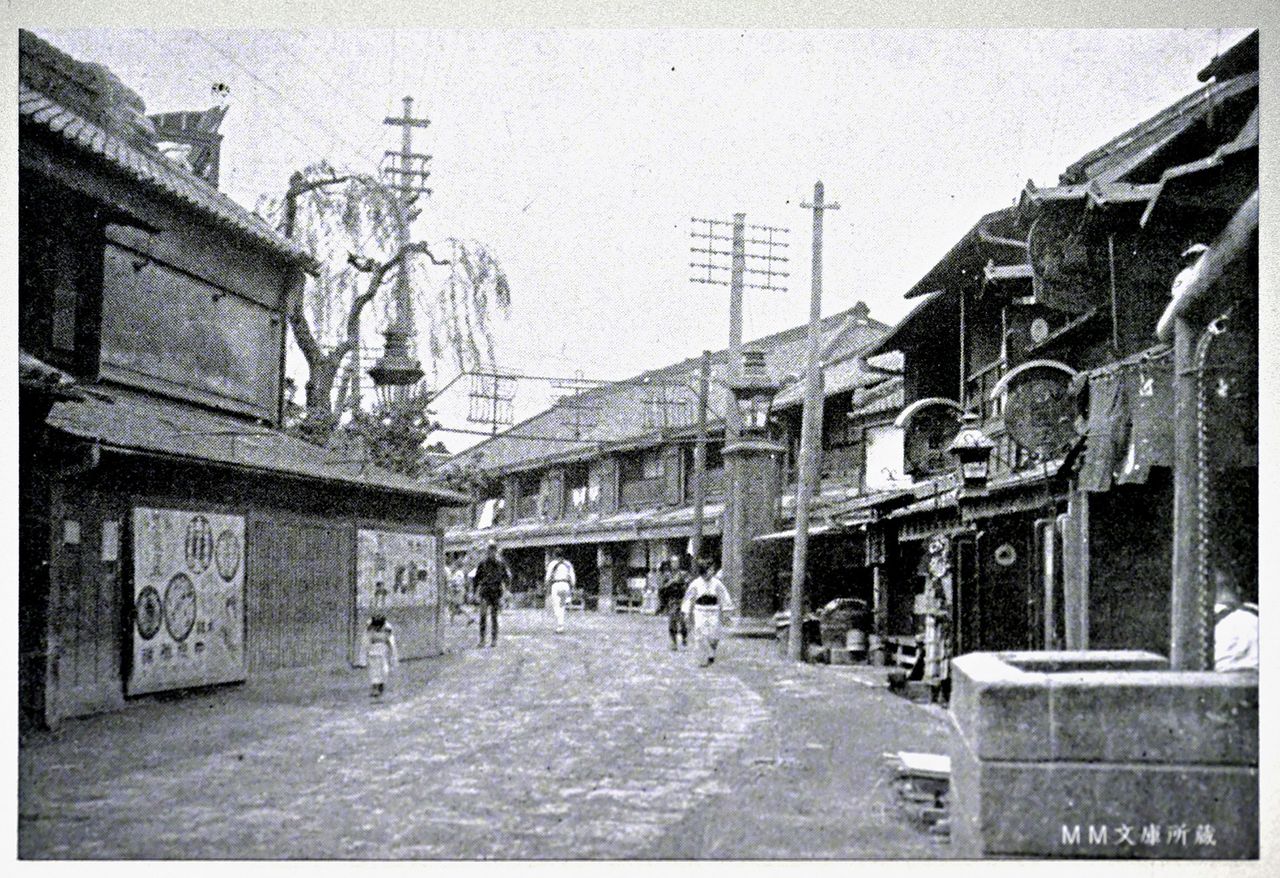 Las cercanías de la puerta principal de Yoshiwara en una postal emitida antes del cataclismo de 1923. (Colección particular)