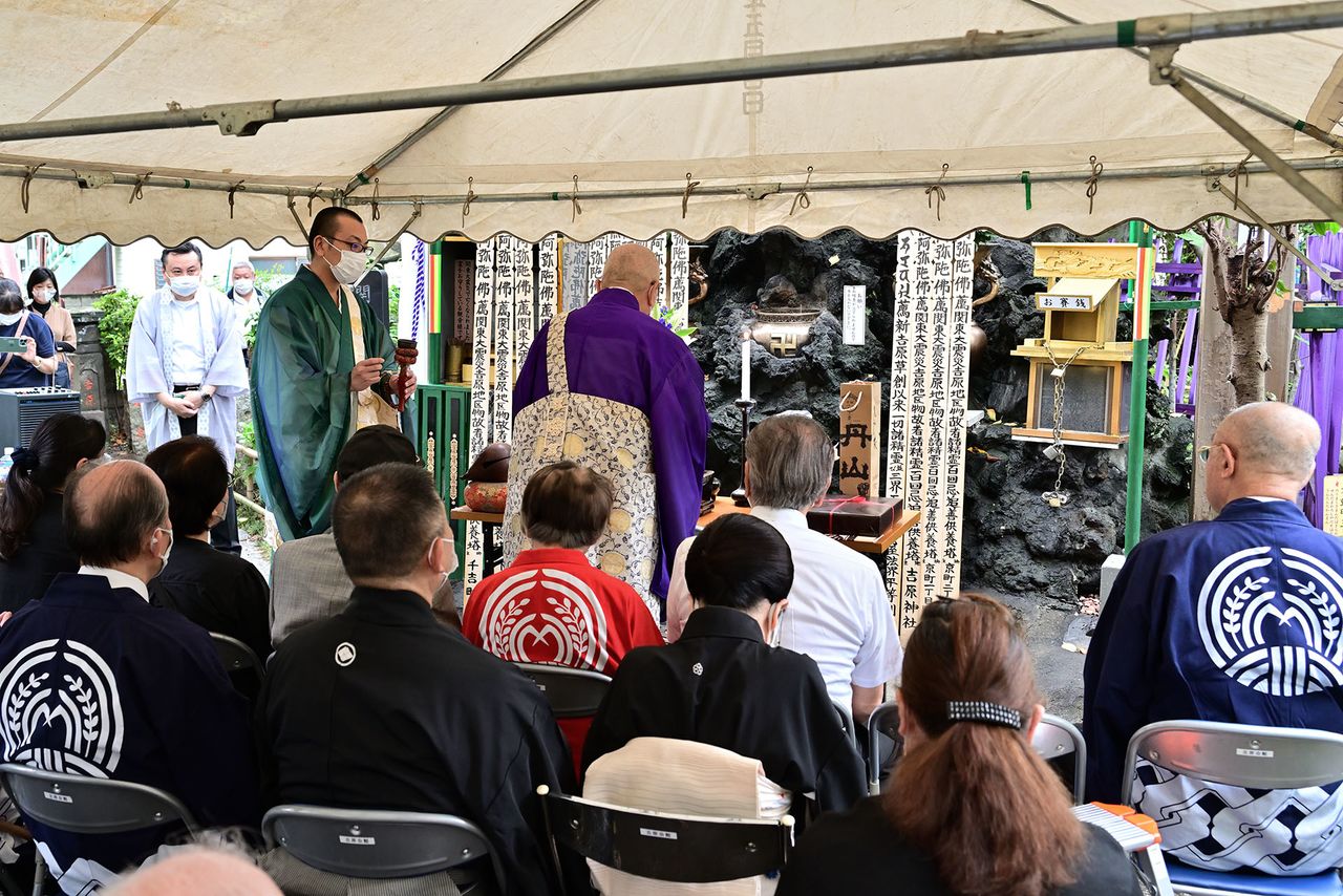 Ceremonia budista en recuerdo de las víctimas del Gran Terremoto de Kantō celebrada el 1 de septiembre de 2022.