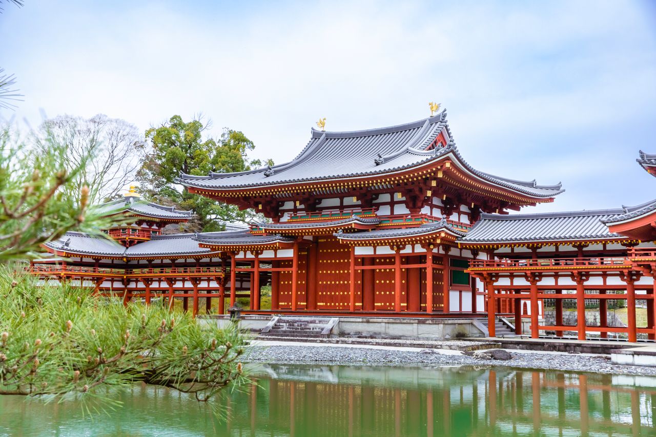 Por su belleza se equipara a un pabellón que flota en el estanque Takara-ike en el paraíso.