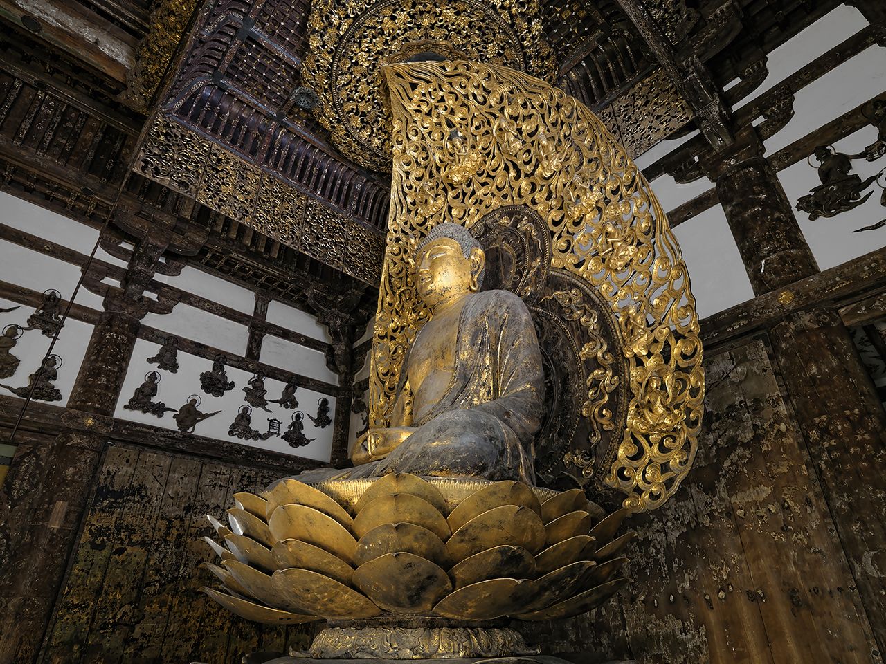 La estatua de Amida Nyorai, los doseles y los murales en muros y puertas del interior son tesoros nacionales. (Fotografía: Byōdōin)