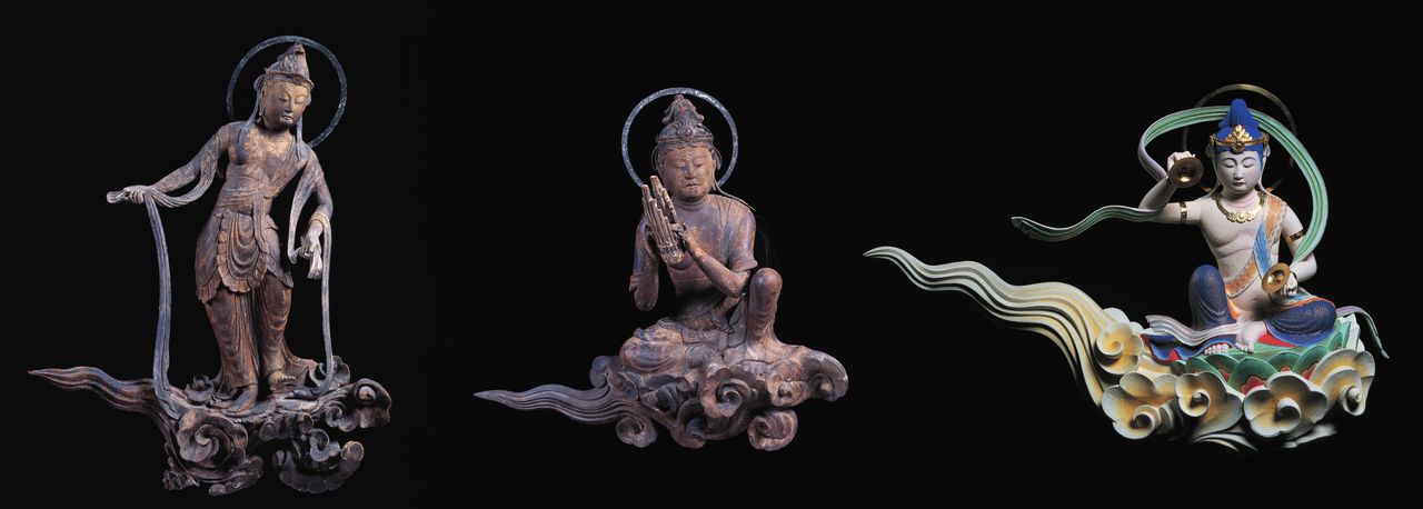 La estatua sur 20 (izquierda) está danzando, es popular por su hermosa silueta curvada. La sur 21 (centro) está tocando un instrumento de viento llamado shō y la sur 26 (derecha) fue restaurada con los colores originales. (Fotografía: Byōdōin)