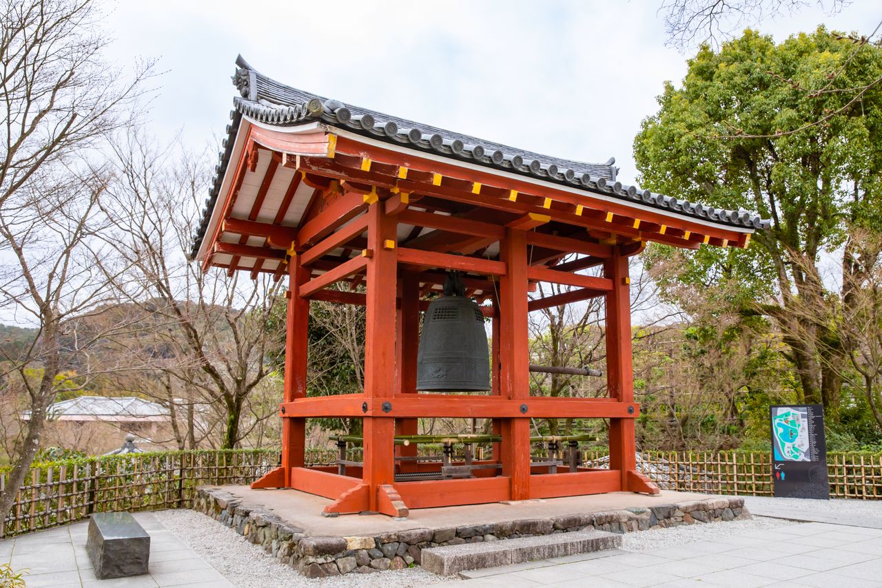 Esta es la campana de segunda generación. Durante las 108 campanadas purificadoras joya-no-kane, en nochevieja, está abierta al público.