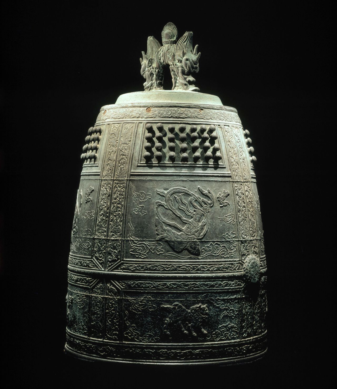 La primera campana (tesoro nacional) se encuentra exhibida en el museo. Tiene una altura de 199 cm, un diámetro de 123 cm y pesa casi dos toneladas. (Fotografía: Byōdōin)