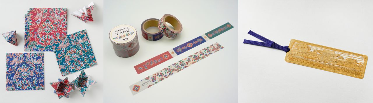 Papel para origami (izquierda) y cinta (en el centro) con motivos de los adornos del interior del pabellón, también hay separadores de libros con la vista exterior del Hōōdō. (Fotografías: Byōdōin)