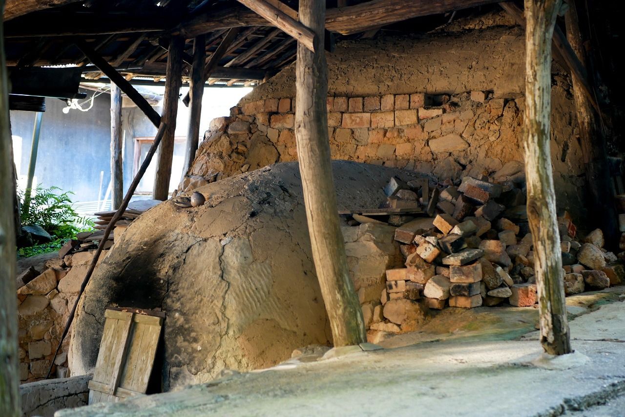 Un horno noborigama (escalonado) con fuego en su cámara más baja para la cocción de cerámica, en Hagi. (© Pixta)
