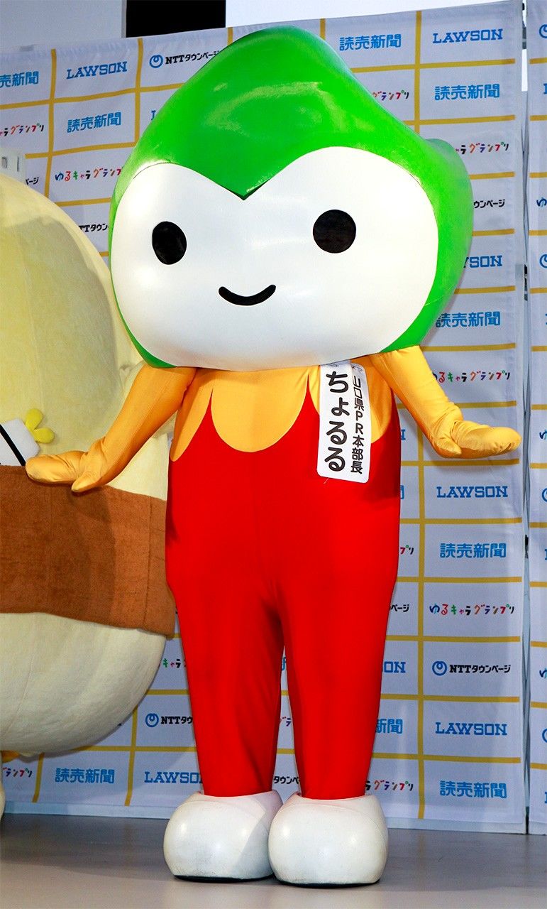La mascota oficial de Relaciones Públicas de Yamaguchi es Choruru. Su cabeza picuda representa las montañas de la prefectura, y sus colores verde, naranja y rojo simbolizan la naturaleza de Yamaguchi, su gastronomía e historia, respectivamente. (© Jiji)
