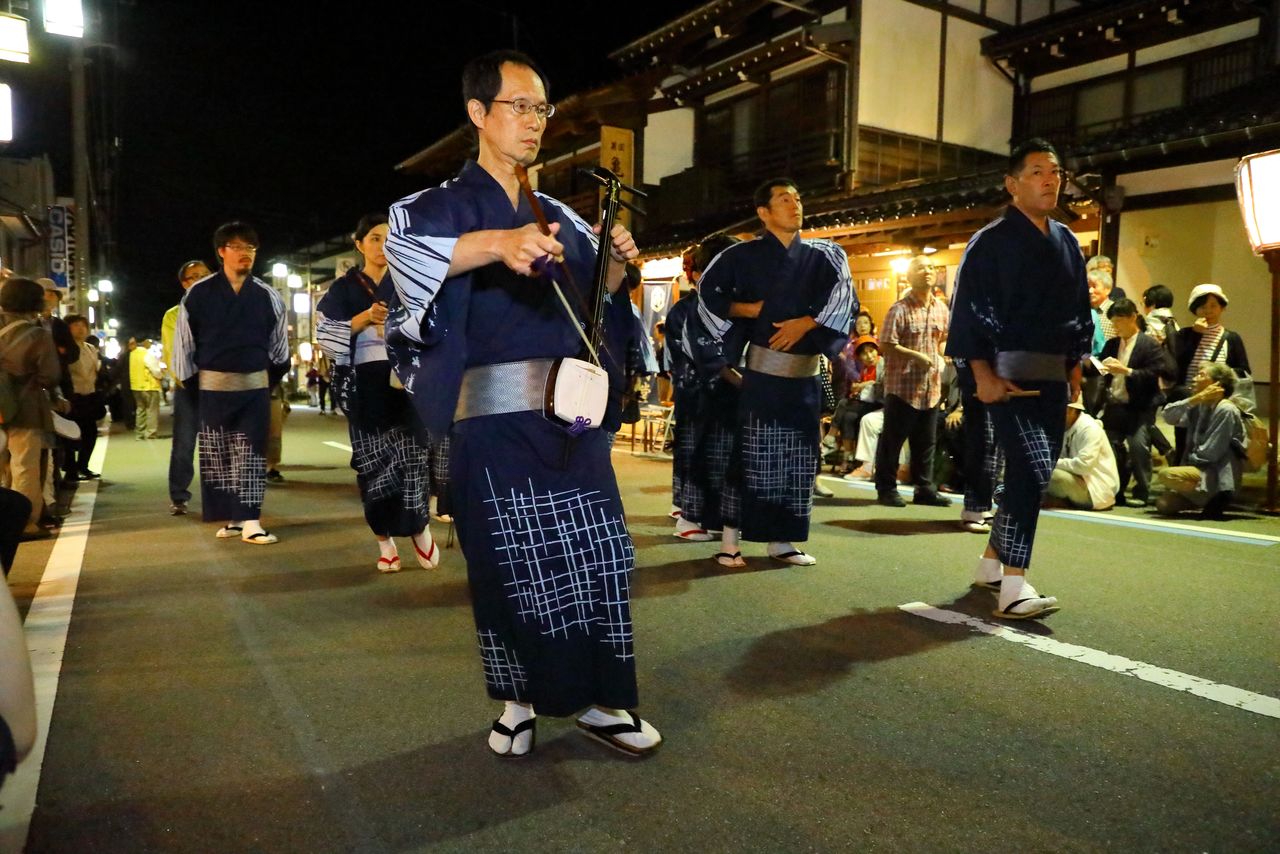 La música del shamisen y el kokyū realza el baile.