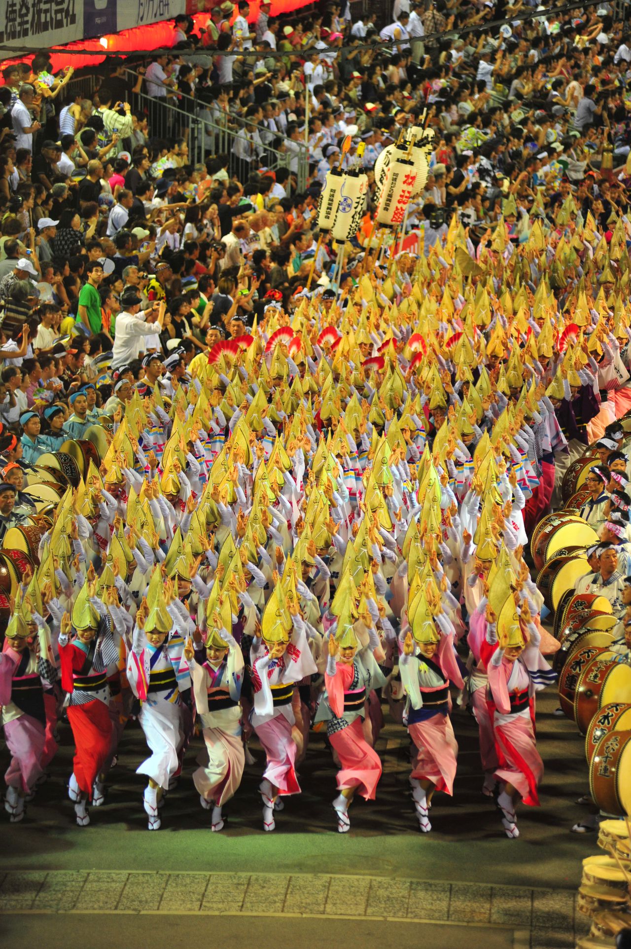 El sō odori (baile conjunto) marca el momento álgido de la fiesta.