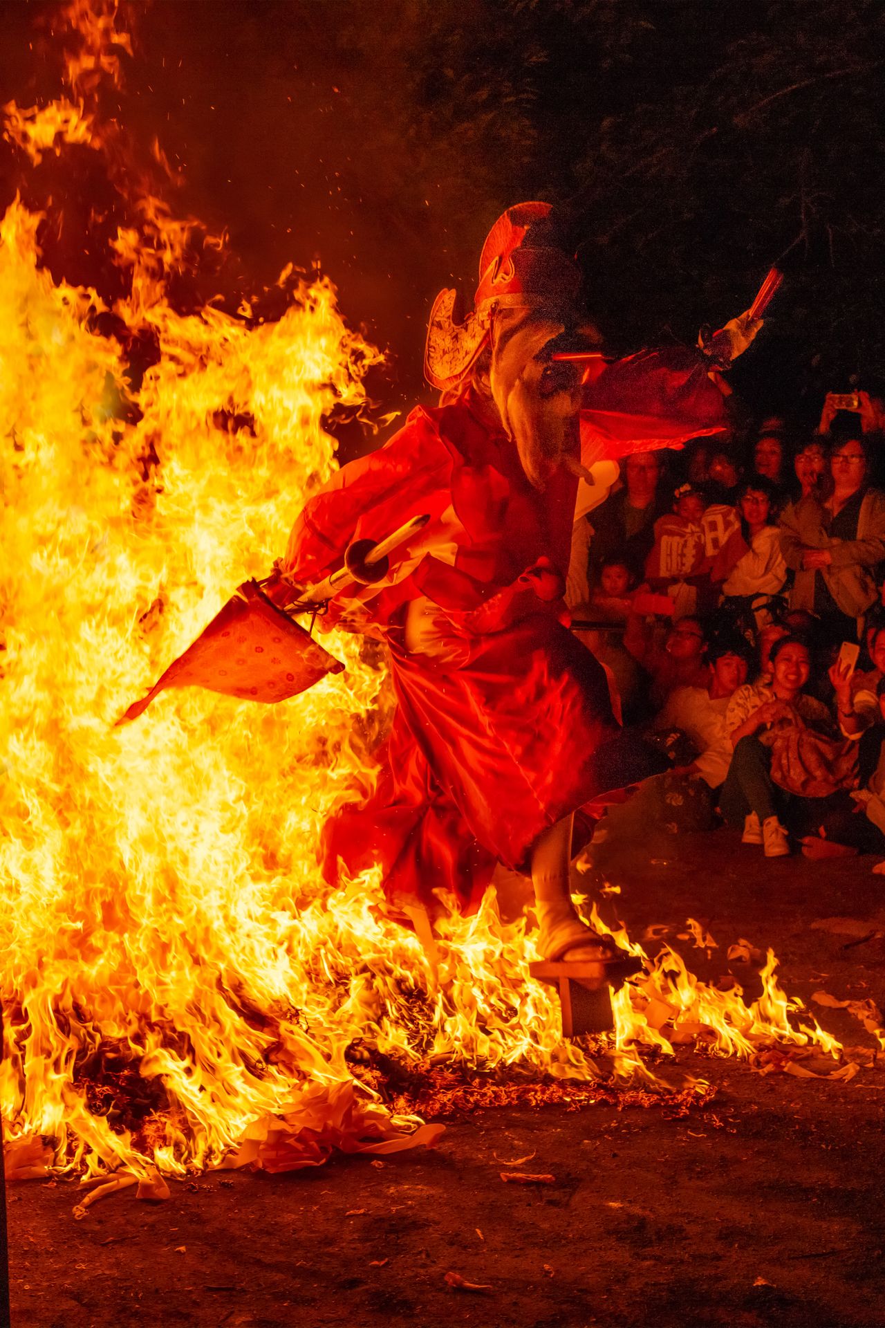 Parece que un tengu surja de entre las llamas. Acudí al festival para captar con mi cámara la impresionante escena que había visto en redes sociales.