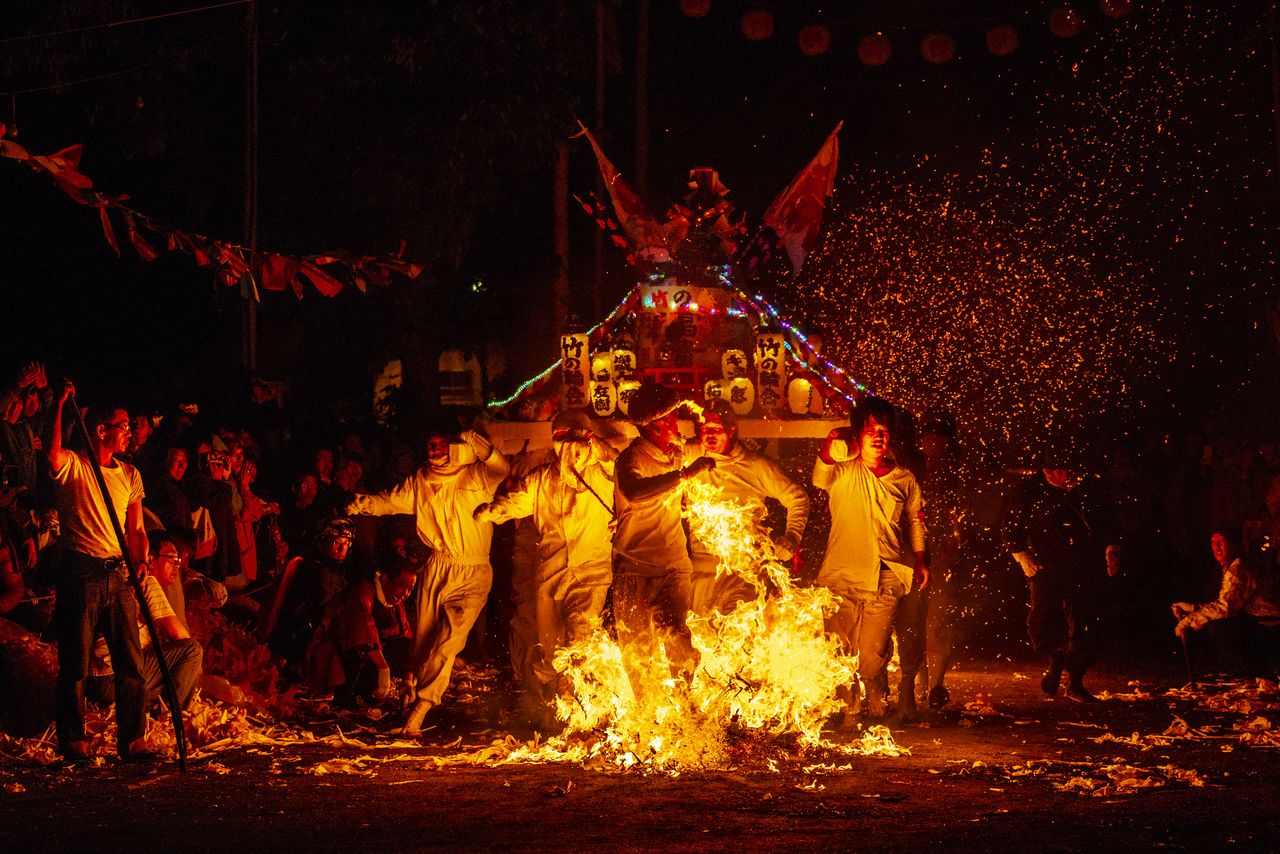 El paso del mikoshi por el fuego marca el fin del festival.