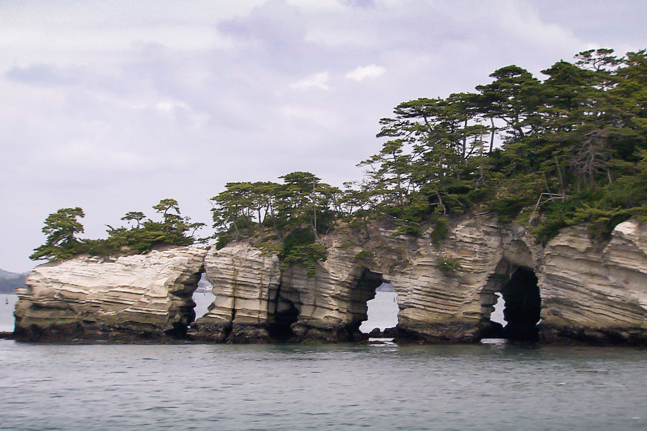 La “Isla de la Campana” de Kanejima y sus cuatro arcos. (Fotografía por cortesía de la División de Turismo del Departamento de Turismo, Economía y Comercio de la Prefectura de Miyagi)