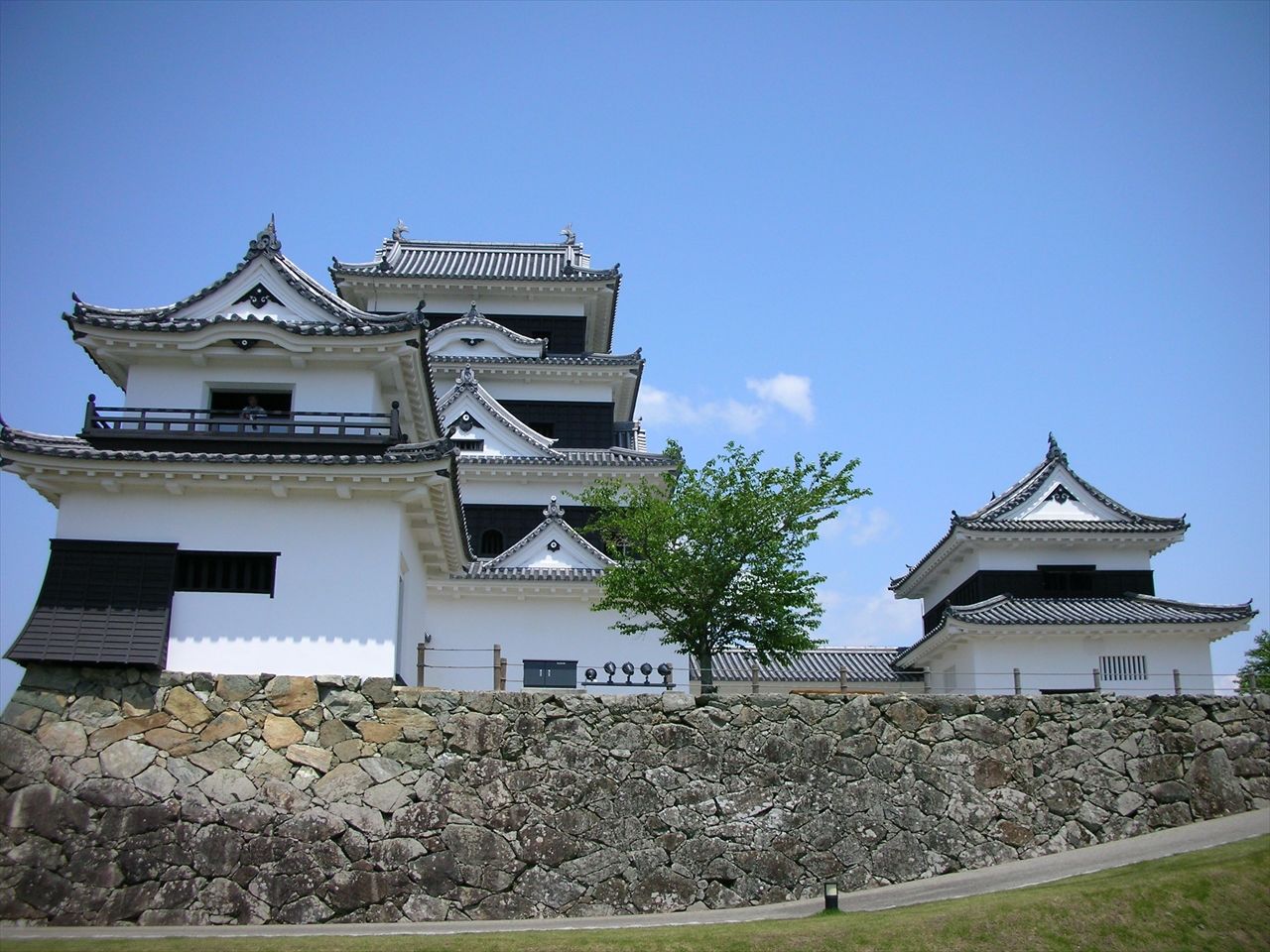 El torreón y las atalayas Daidokoro y Kōran del castillo de Ōzu. (PIXTA)