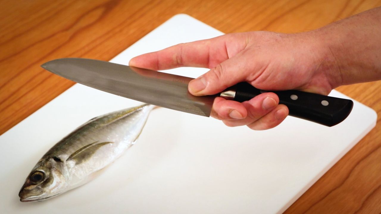 Al sostener el cuchillo, coloque el dedo índice con ligereza sobre el lomo, lo que se conoce como “punto de agarre”.