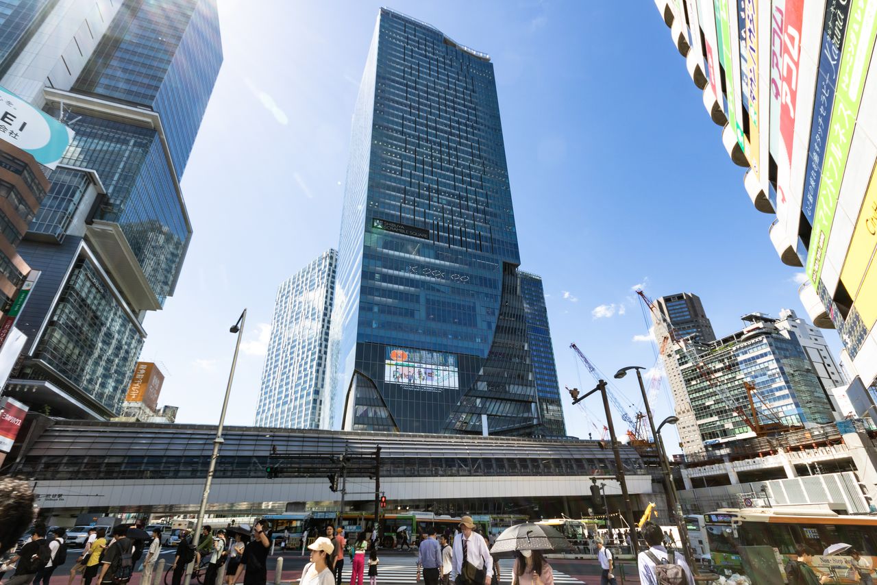 Shibuya Scramble Square, edificio al este de la estación JR de Shibuya. Las primeras catorce plantas están ocupadas por un centro comercial, y las superiores son oficinas.