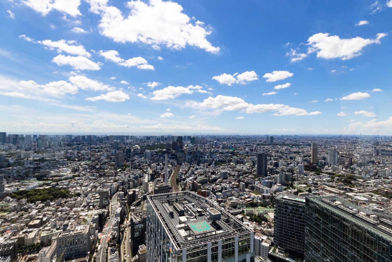 En la parte sur del mirador se puede observar, hacia abajo, el edificio Shibuya Stream (180 m de altura), y al frente, la bahía de Tokio hasta la península Bōsō.