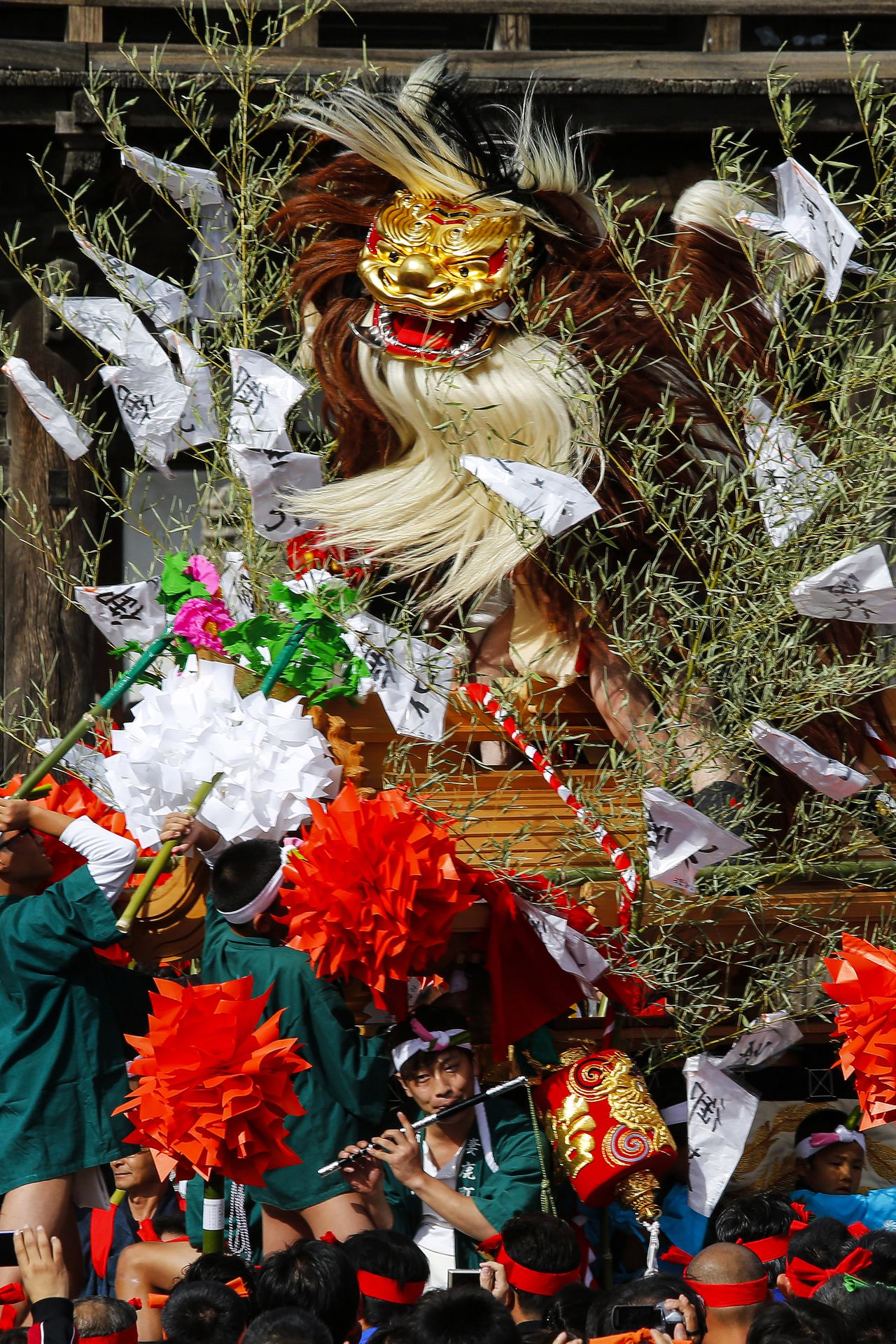 El desfile con el que las carrozas acceden al santuario está encabezado por una gran banderola seguida de un shishimai (danza de los leones) y un shishi-danjiri (carroza de leones).