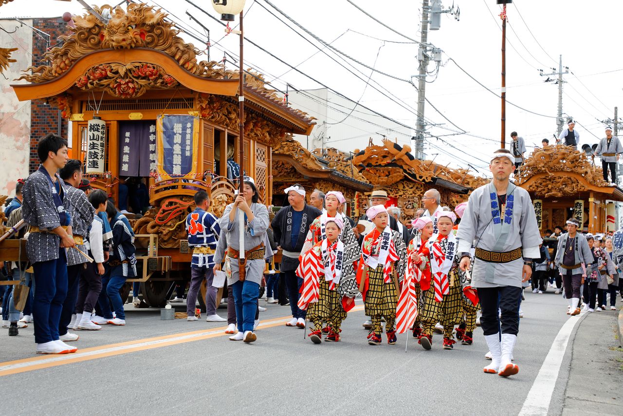 Vestidas con el atuendo tradicional de cada localidad, las bailarinas tekomai evocan la estética del periodo Edo.