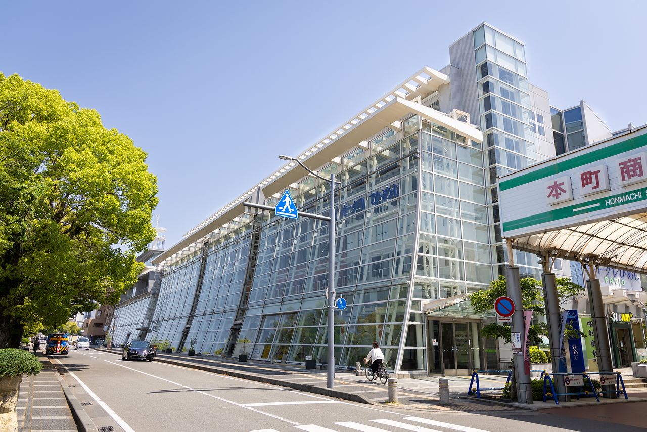 Egret Himeji, inaugurado en 2001, tiene un exterior elegante con una fachada de cristal.