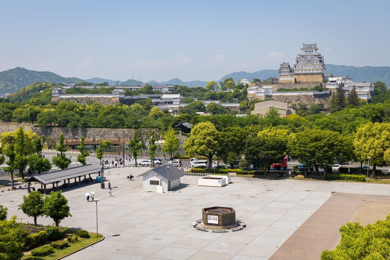 Al otro lado del amplio parque Ōtemae se puede ver el castillo de Himeji.