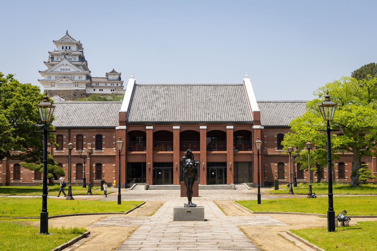 El Museo de Arte de la Ciudad de Himeji (Propiedad Cultural Tangible de Japón) está al este del castillo.