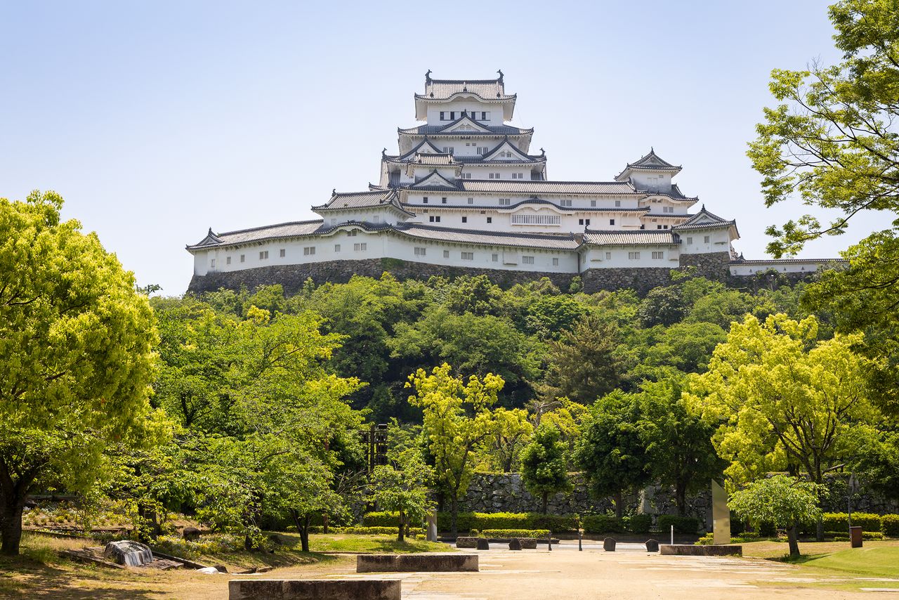 El flanco norte se ubica en la parte trasera si uno se dirige al castillo desde la estación de Himeji, por esta razón muchas personas se lo pierden. Es totalmente diferente a la parte sur, así que se recomienda visitarlo.