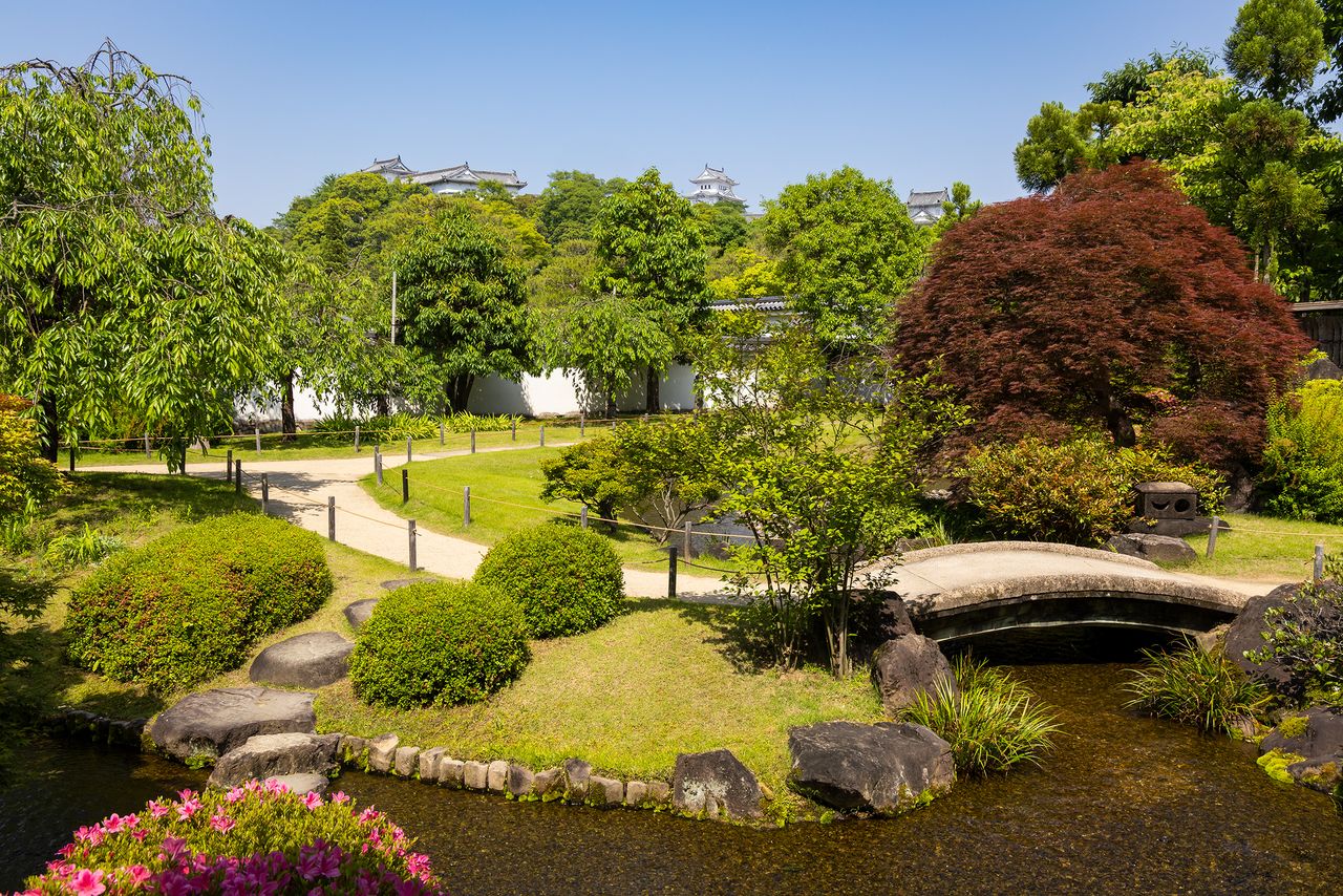 Desde el jardín Nagare no Hiraniwa se pueden ver la parte superior del torreón principal y las atalayas del recino nishinomaru.