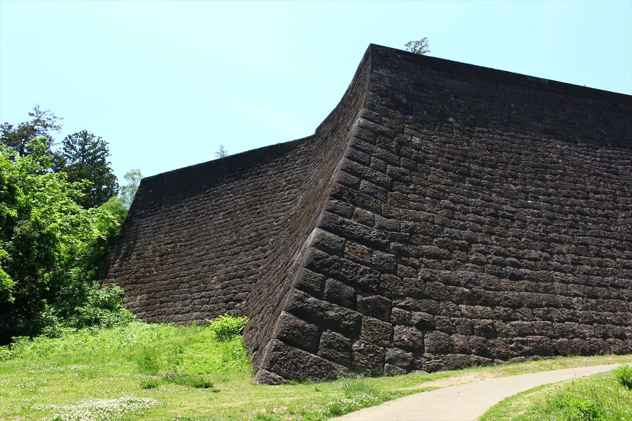 Los muros de piedra del castillo de Sendai. (PIXTA)
