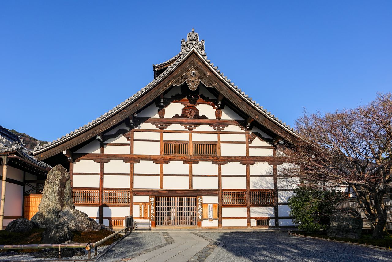El pabellón Hattō, en cuyo techo se encuentra la pintura del dragón Unryūzu. Aquí también están consagradas las estatuas de madera de Ashikaga Takauji y Musō Soseki