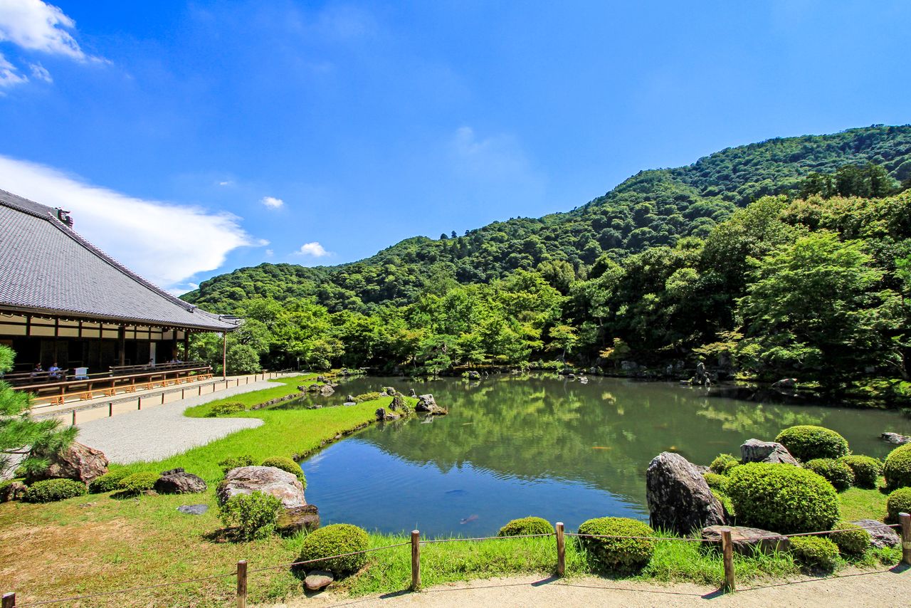 La vista a principios del verano desde el Shoin (Kohōjō), al lado del pabellón Ōhōjō. El estanque, que se extiende hacia el fondo, se convierte en un espejo donde se refleja la montaña.