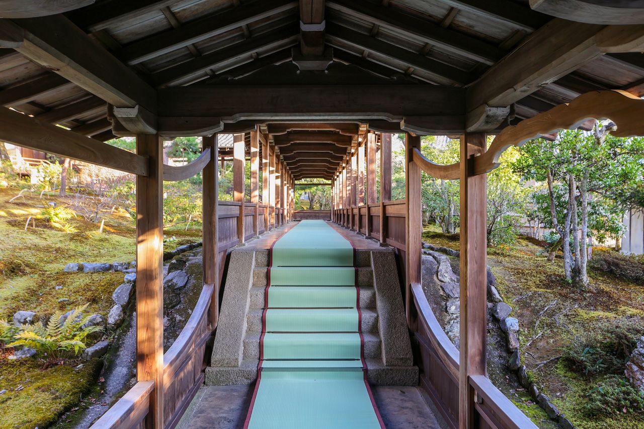 Un elegante pasillo que une el relicario Tahōden con el pabellón Shoin. La entrada se cobra por separado para ver los pabellones.