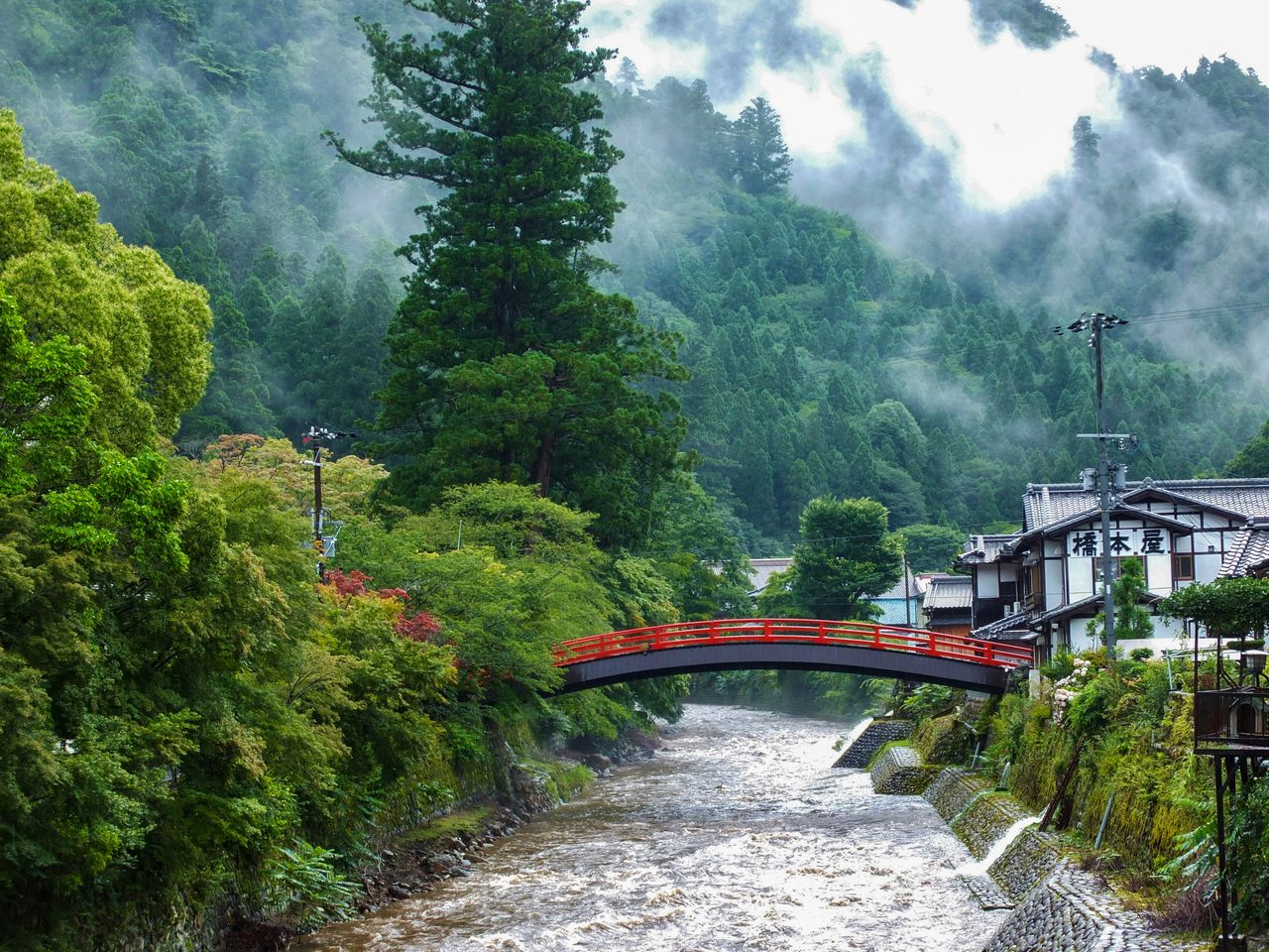 El puente arqueado que atraviesa el río Murō. El santuario Ryūketsu se encuentra río arriba. Fotografía del autor.