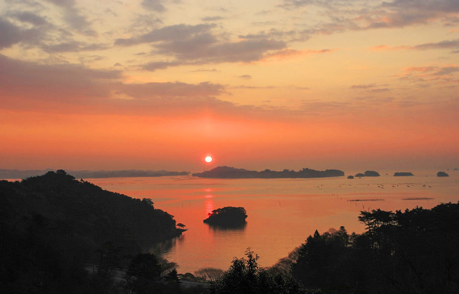 La vista del sol amaneciendo en el horizonte de la bahía es hermosa. (Fotografía cortesía de la Asociación de Turismo de Matsushima) 