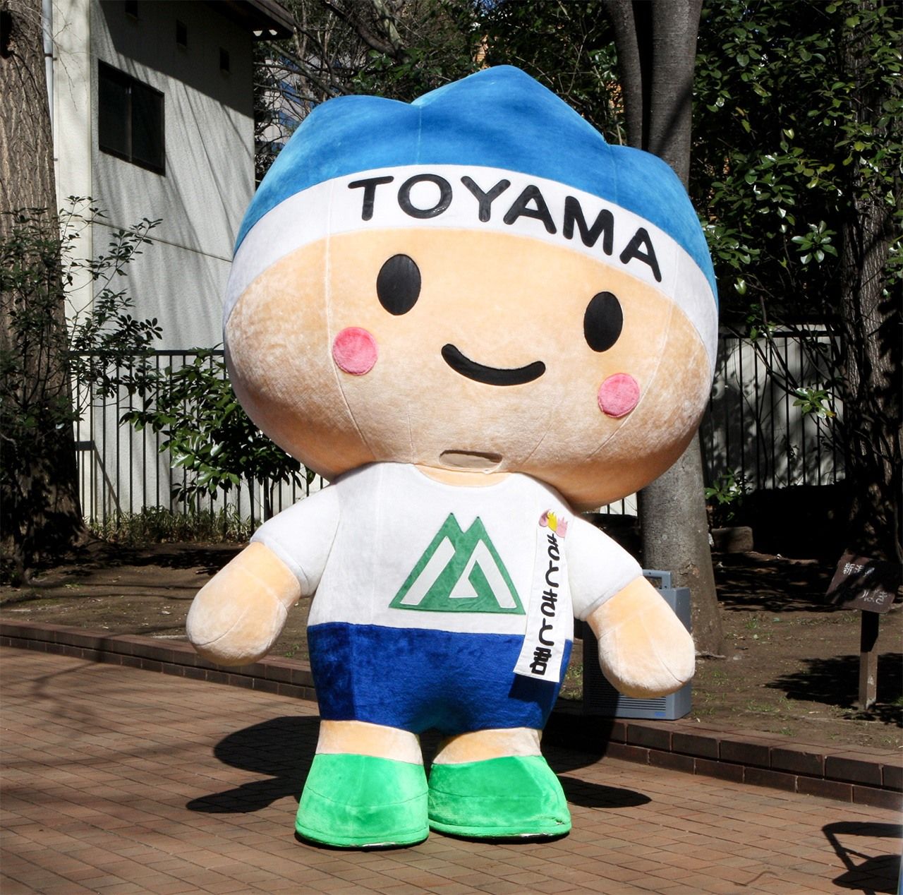Kitokito-kun es la mascota oficial de Toyama. Toma su nombre de kito kito, una expresión del dialecto local que significa “fresco” y “vivaz”. Su pelo representa la cordillera de Tateyama. (© Jiji)
