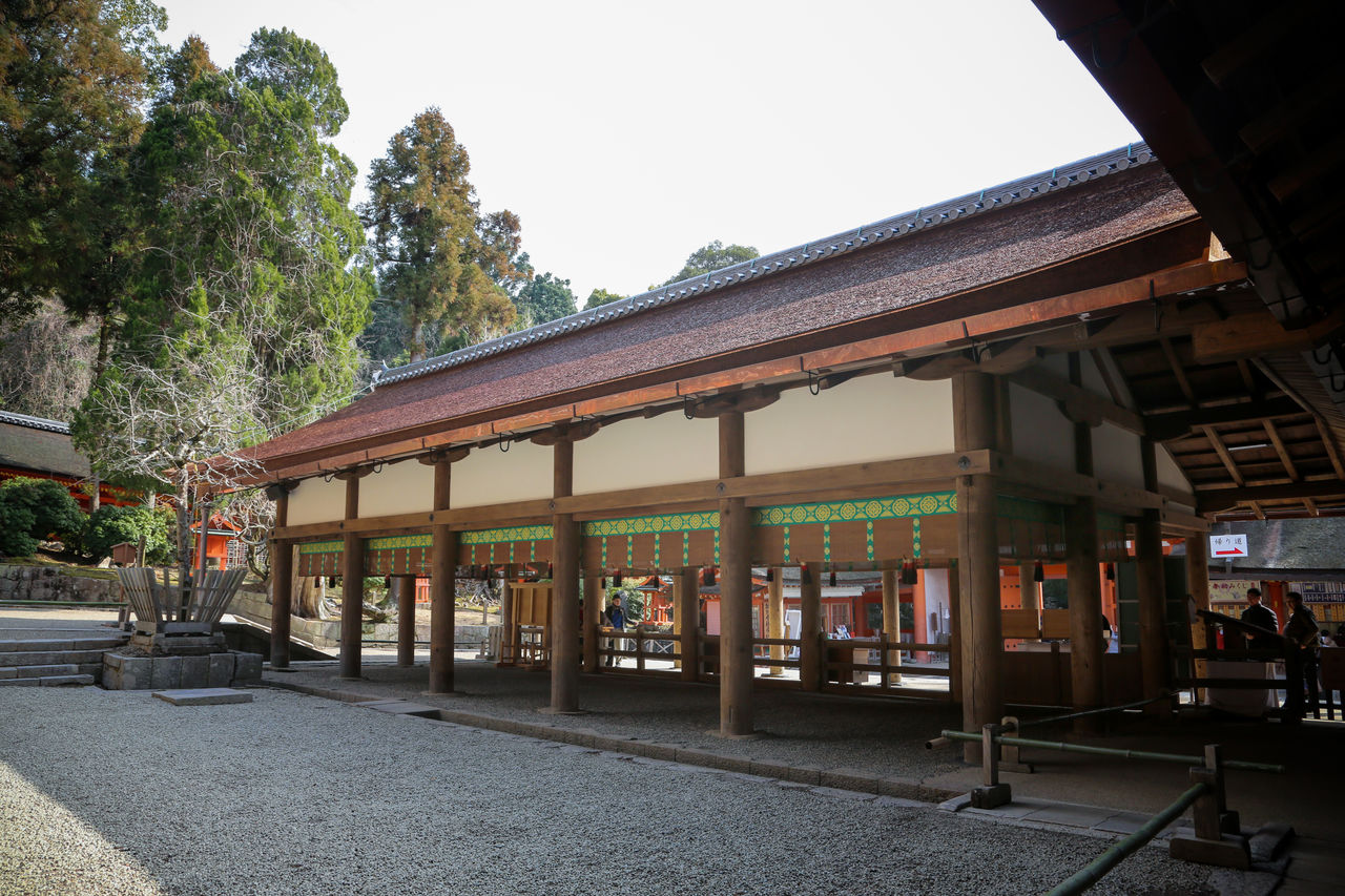 La capilla de ofrendas y el salón sagrado de danzas del santuario. 