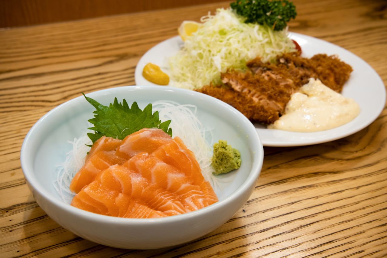 Sashimi y fritura de salmón del restaurante Tonkatsu Yachiyo (imagen de nippon.com). 