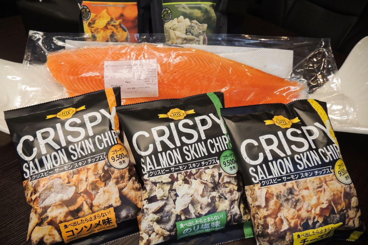Desde junio de 2020, OceanTrading vende chips crujientes de piel de salmón en bolsa, un producto con el que se aprovecha la piel del salmón de Noruega (imagen del autor).