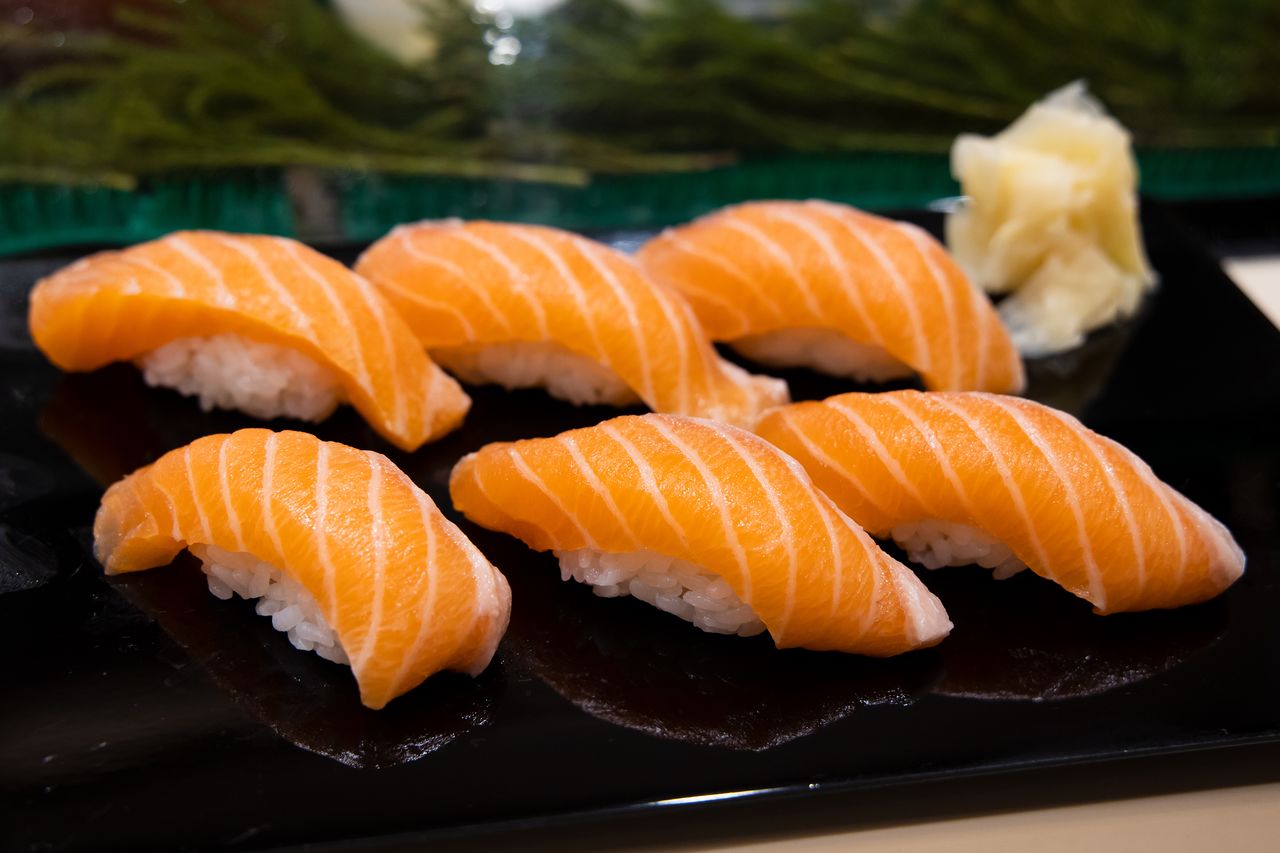 Nigiri de salmón, un plato apreciado entre la clientela del restaurante Iwasa Zushi (imagen de nippon.com).