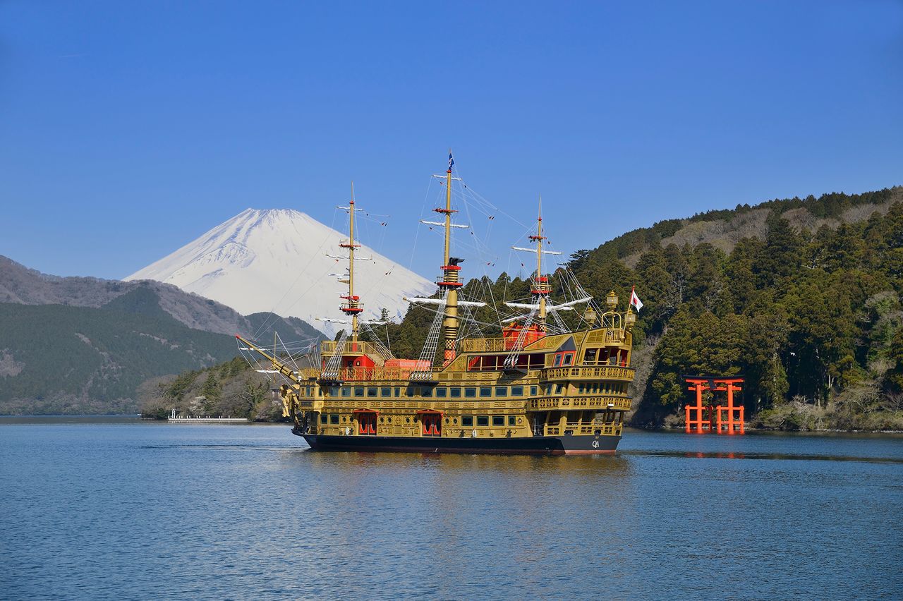 El barco pirata más reciente, el Queen Ashinoko, navegando en el lago Ashinoko. En un día despejado, puede verse desde el barco el majestuoso monte Fuji. Fotografía cortesía de la Agencia Odakyū.