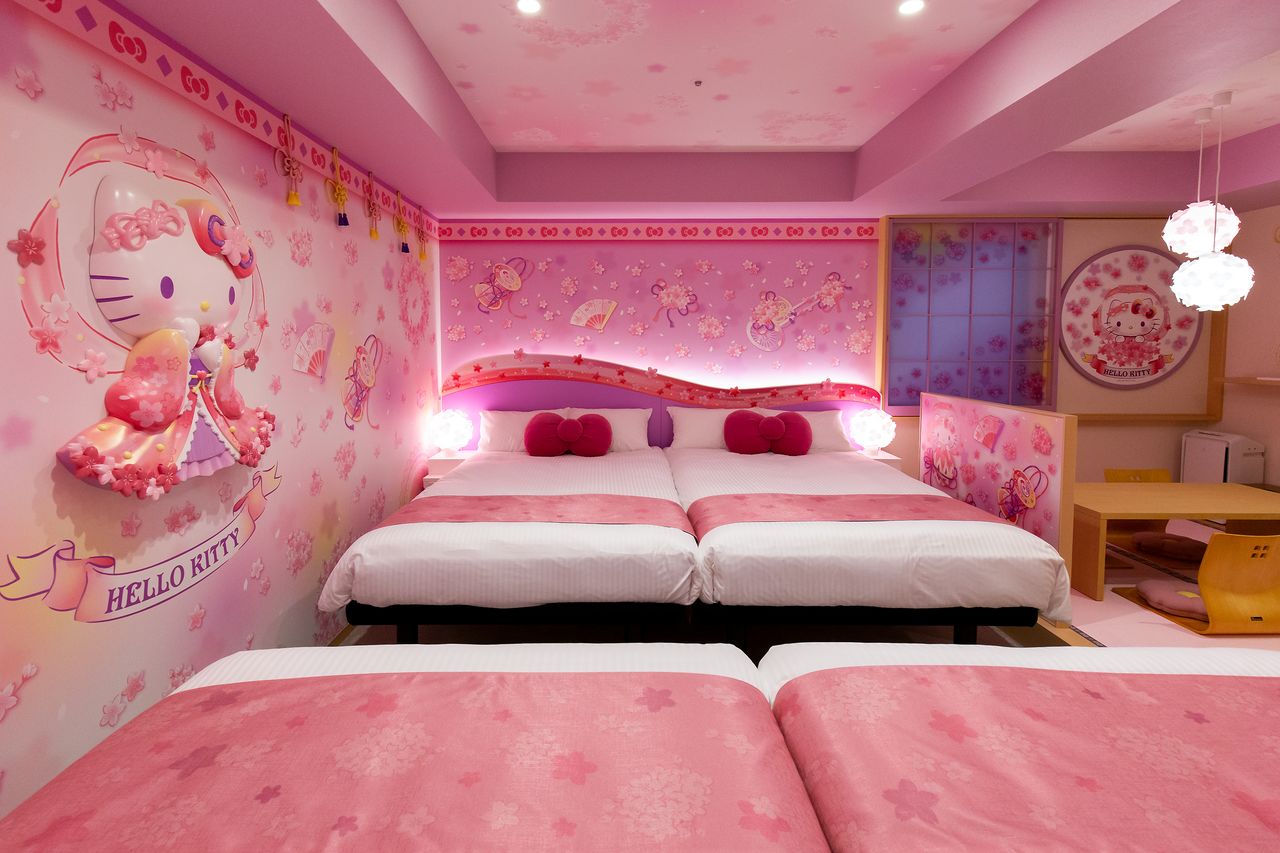 La linda decoración de la habitación sakura tennyo. Todas las habitaciones de Hello Kitty tienen cuatro camas.