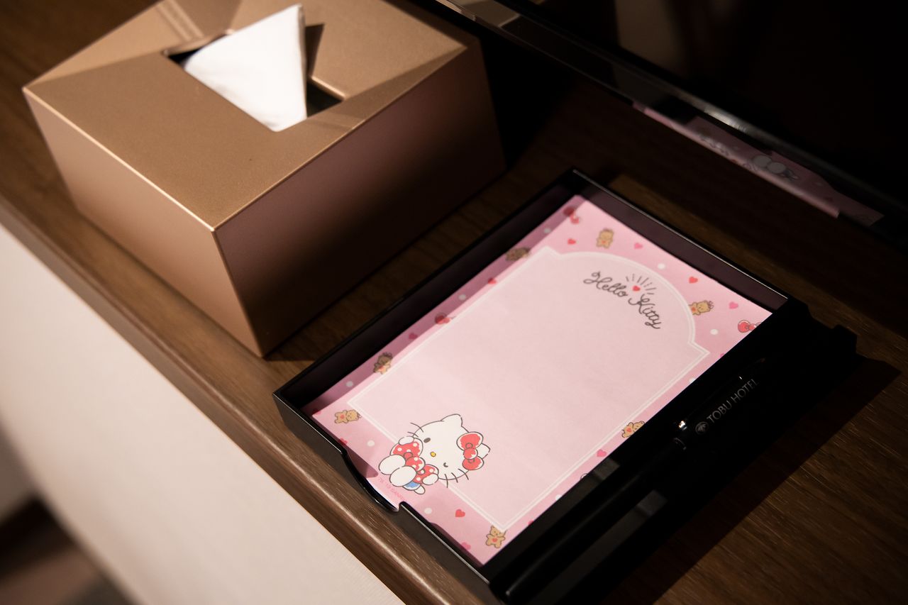 La libreta de notas de la habitación también es un producto exclusivo de Hello Kitty para el hotel.