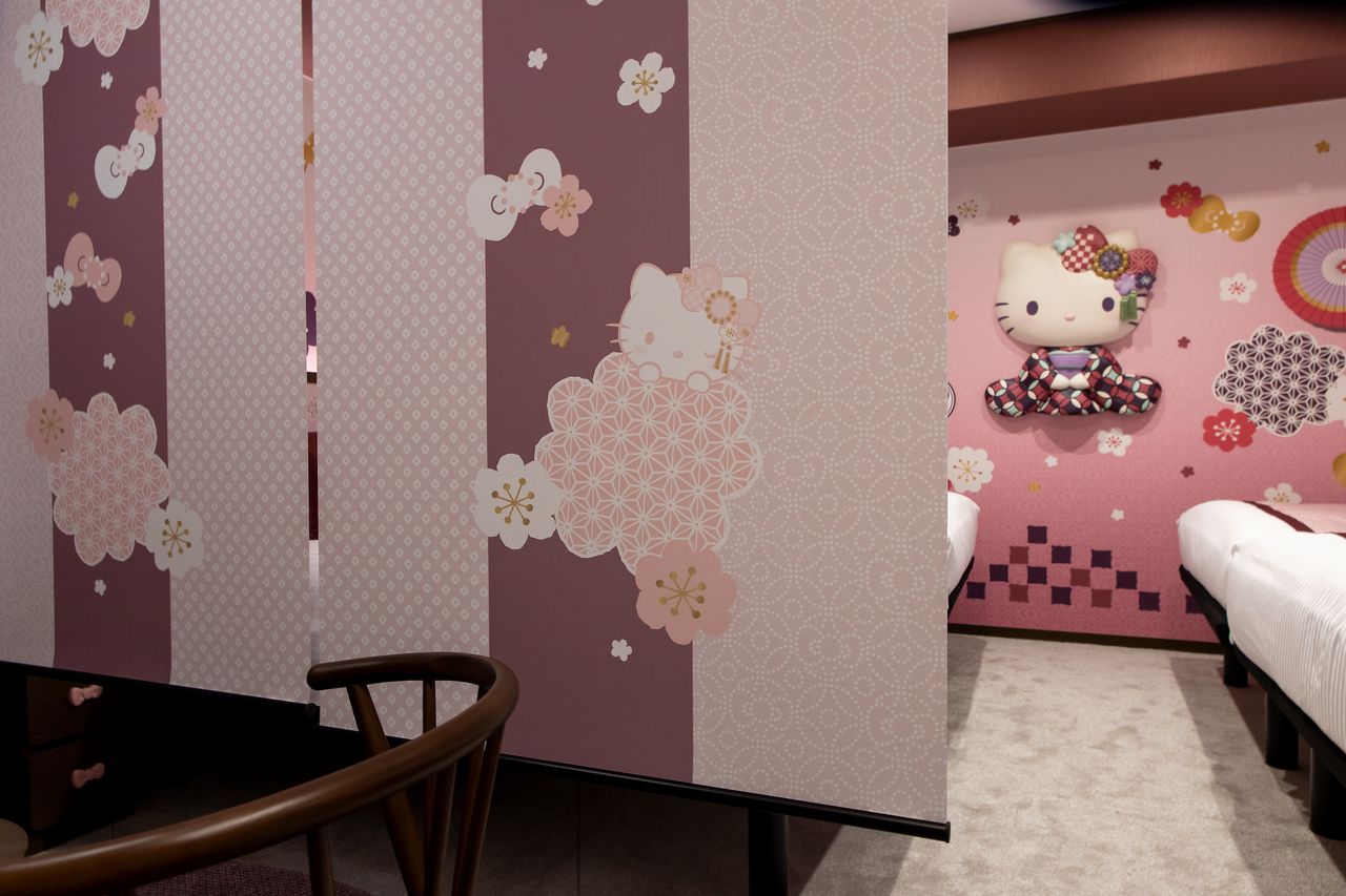 En las cortinillas que separan la habitación también podrá disfrutar de Hello Kitty.