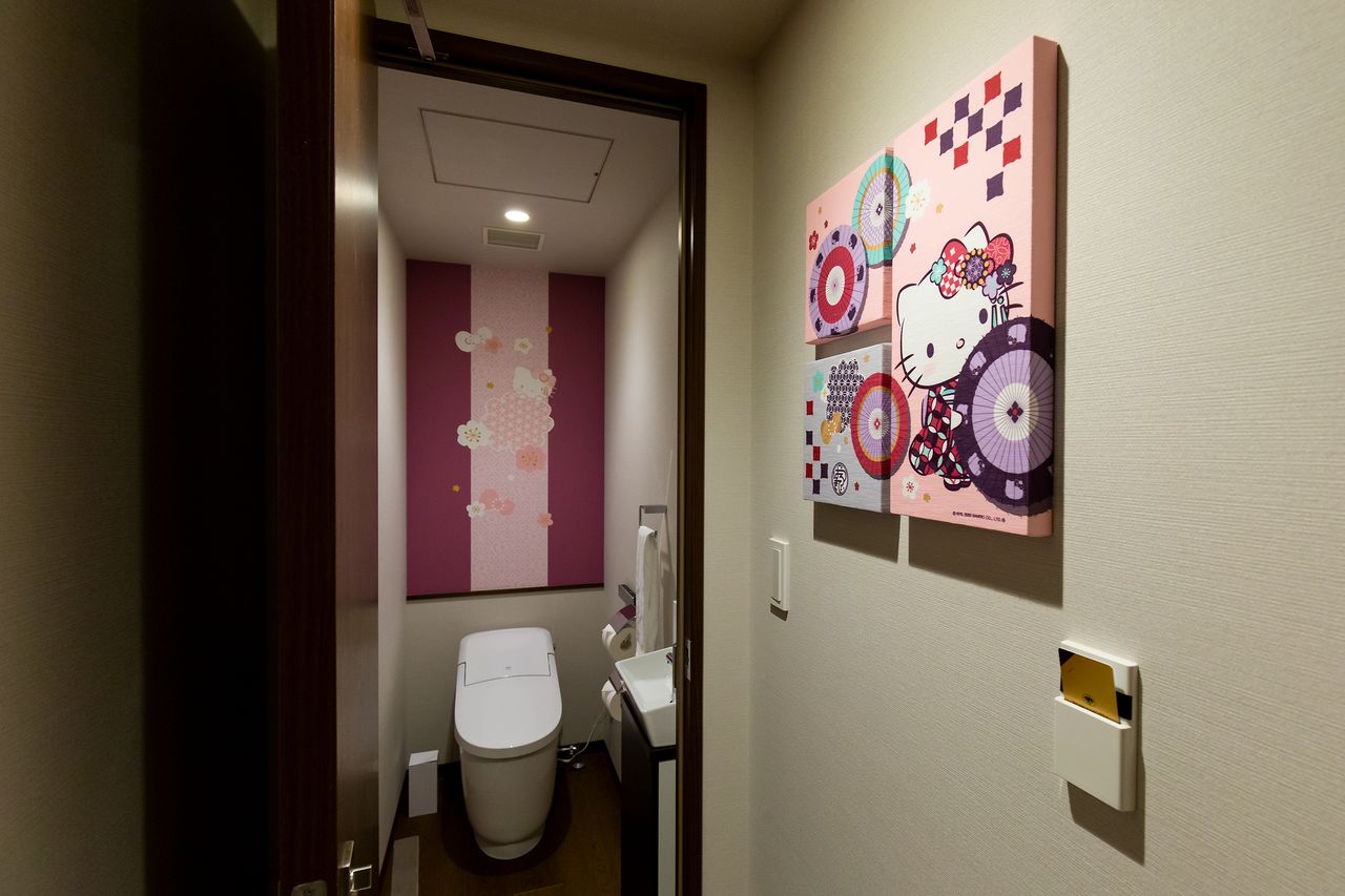 La atmósfera estilo modernista del periodo Taishō se puede gozar incluso dentro del baño.