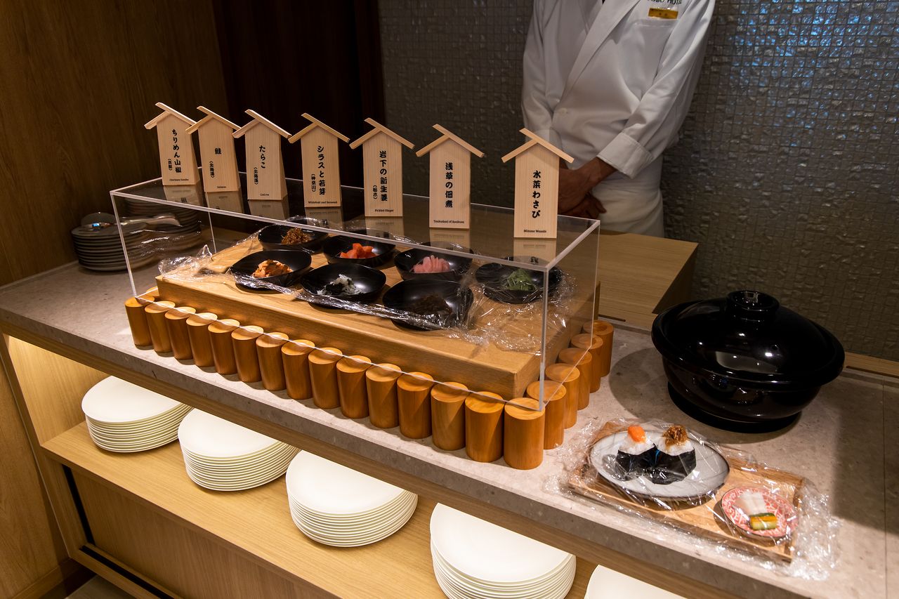 Bufé de bolas de arroz onigiri para el desayuno. Además de los rellenos tradicionales como el salmón o hueva de bacalao, también podrá saborear otros de platos típicos regionales como el tsukudani de Asakusa, que cambian según el día. 