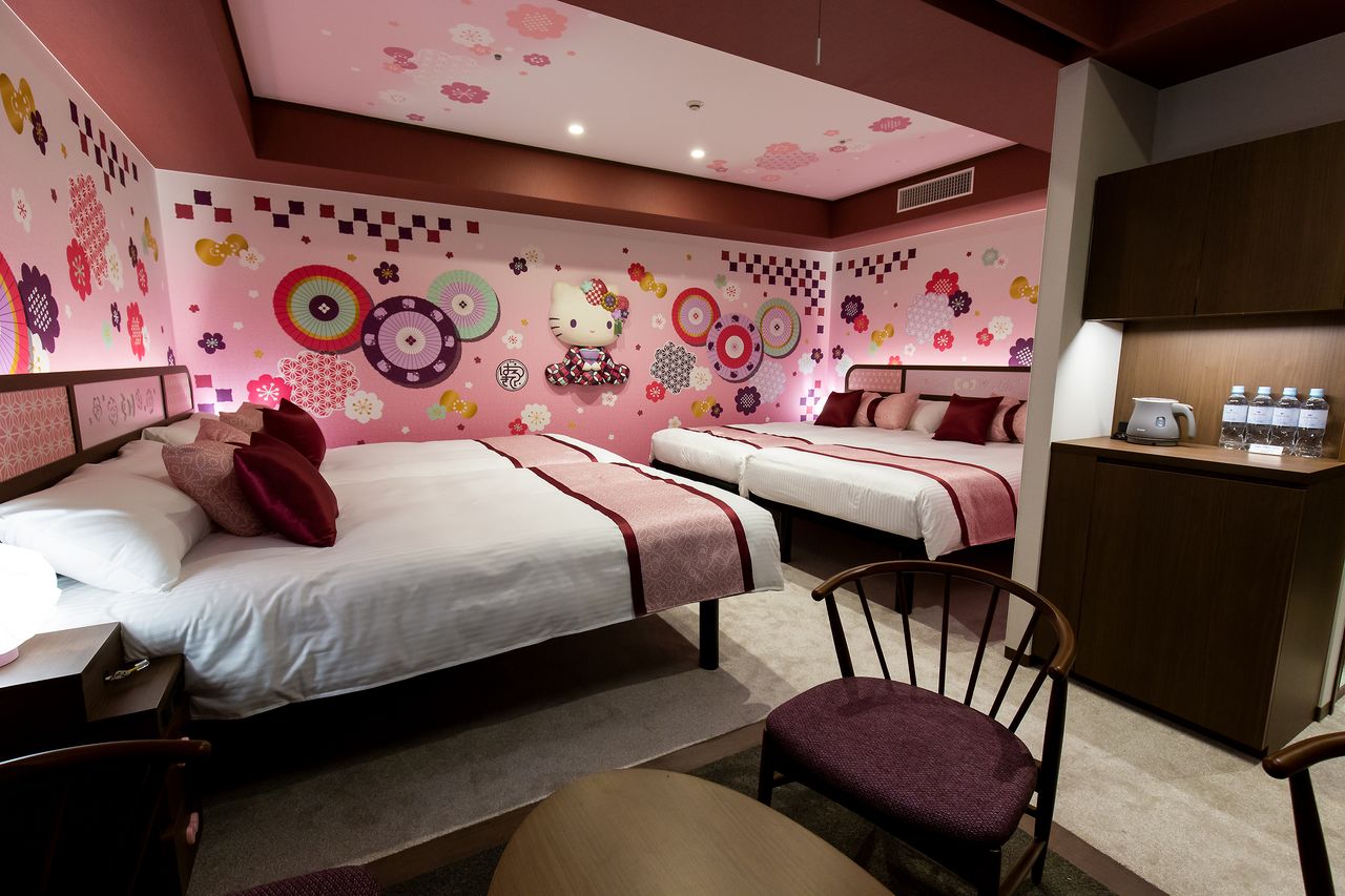 La habitación wa modan, con sus impresionantes diseños de paraguas japoneses y otros motivos tradicionales.