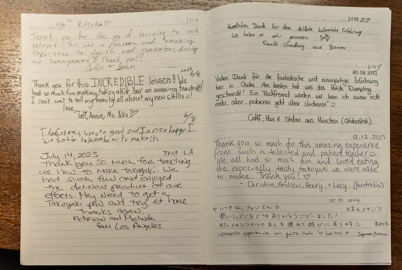 La libreta está llena de mensajes en varios idiomas que le dan un toque muy internacional.