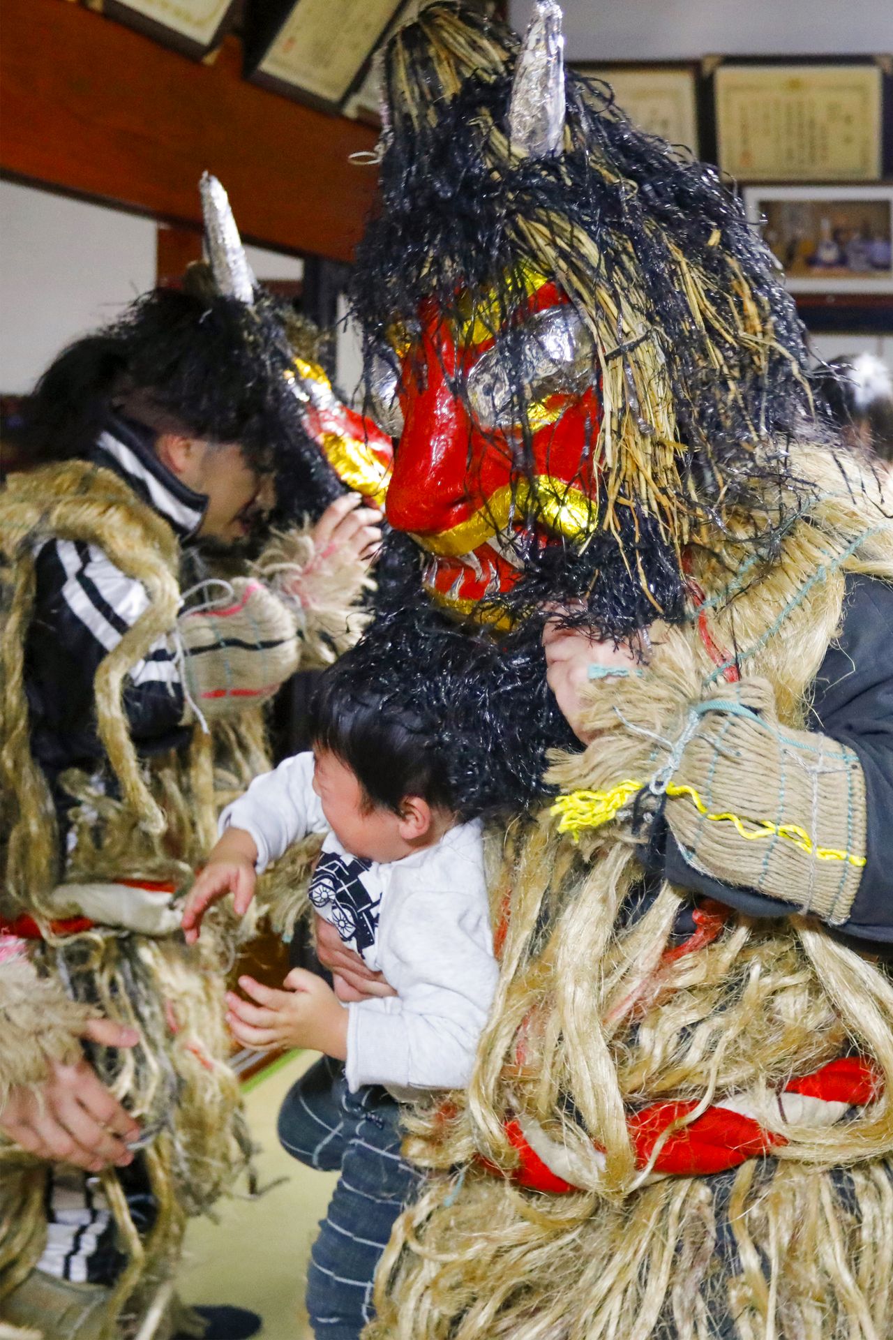 Las terroríficas máscaras de ogro, que muestran los colmillos, son distintas en cada lugar.
